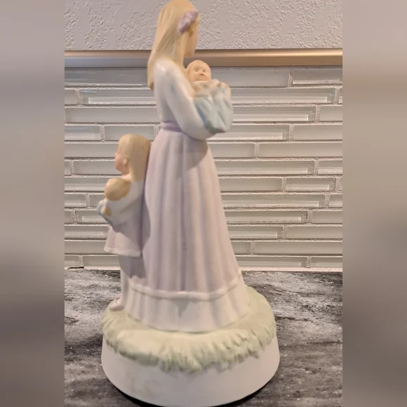 US Gallery of Art "Mary Anne" 1984 Mother Baby Child Music Box Porcelain Figure - Picture 4 of 6